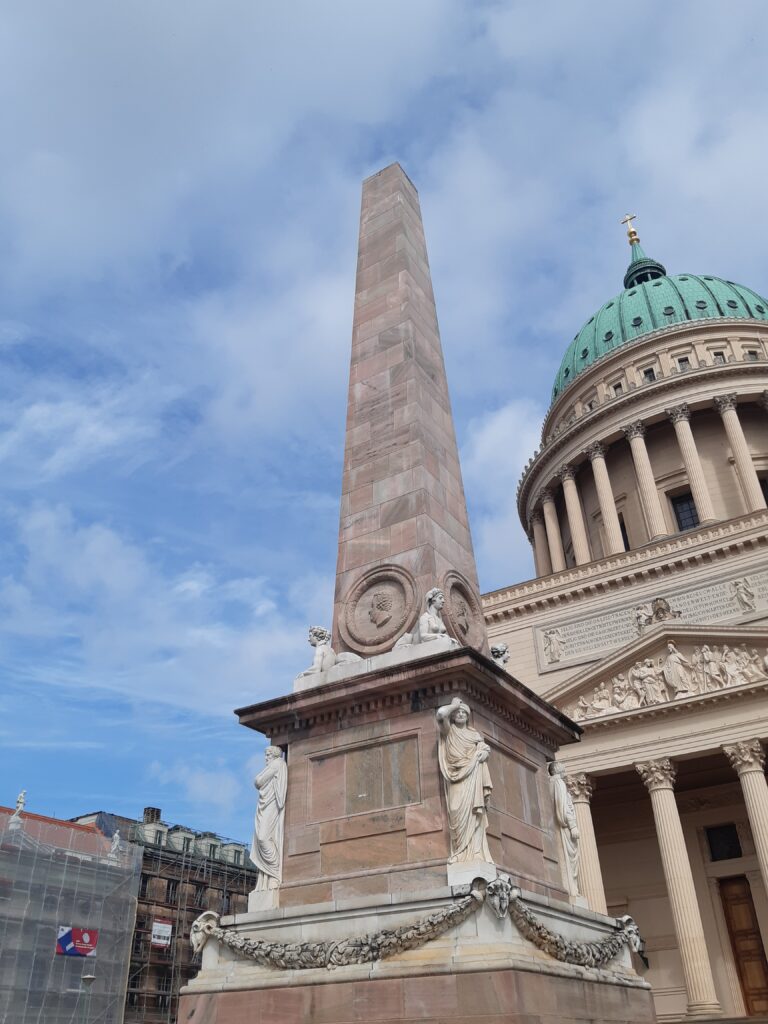 Obelisk vor der Nikolaikirche