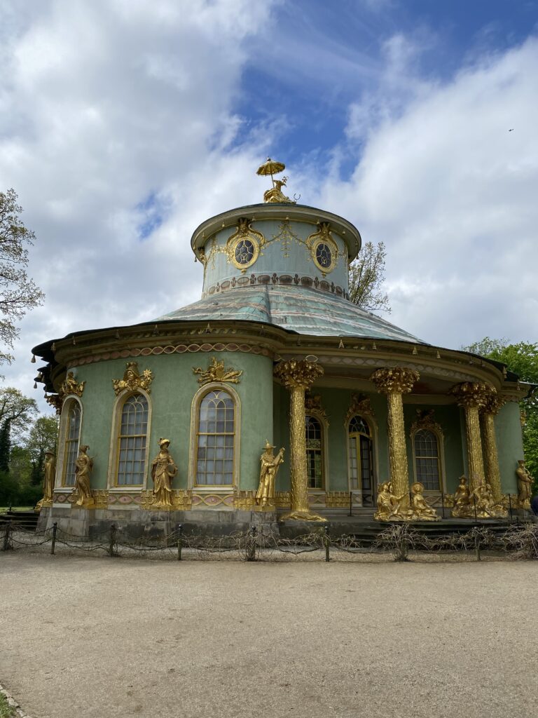 Zwischen dem Schloss Charlottenhof und dem Schloss Sanssouci befindet sich das Chinesische Teehaus.