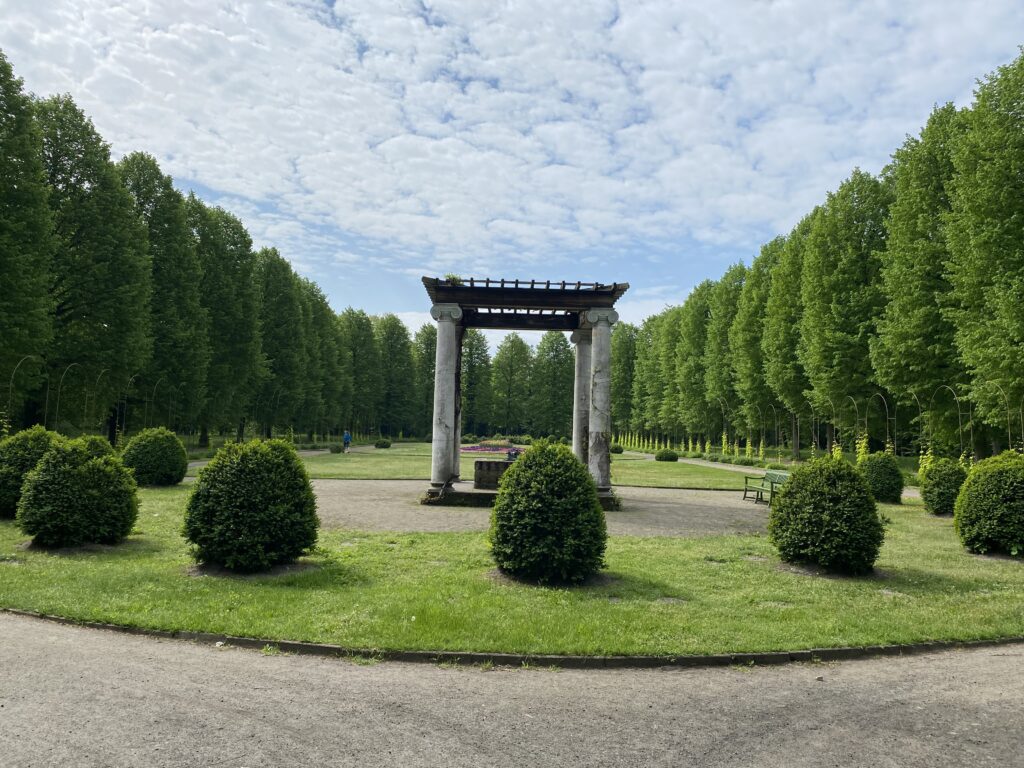 Hippodrom westlich vom Schloss Charlottenhof