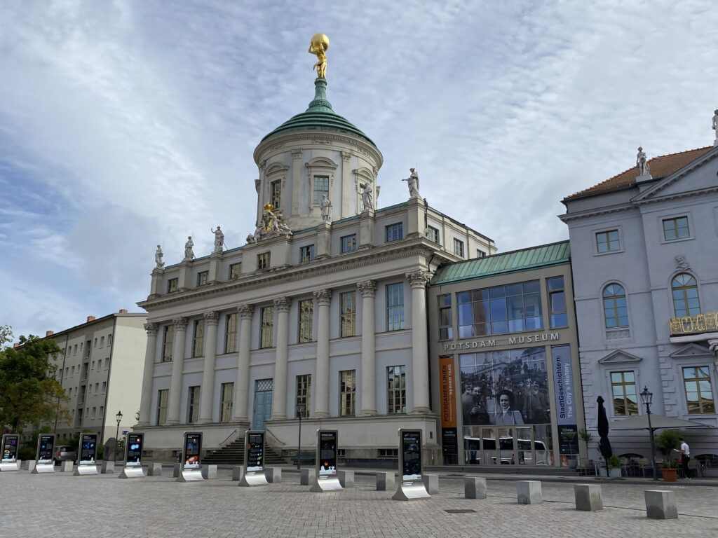 Das Potsdam Museum neben dem Alten Rathaus der Stadt.