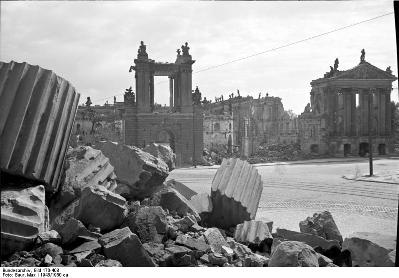 Stadtschloss Potsdam nach den Bombentreffern in 1945
