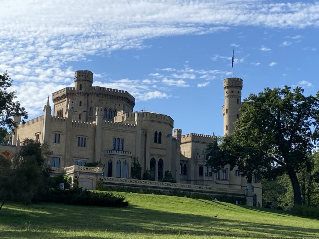Im Park Babelsberg befindet sich das Schloss Babelsberg