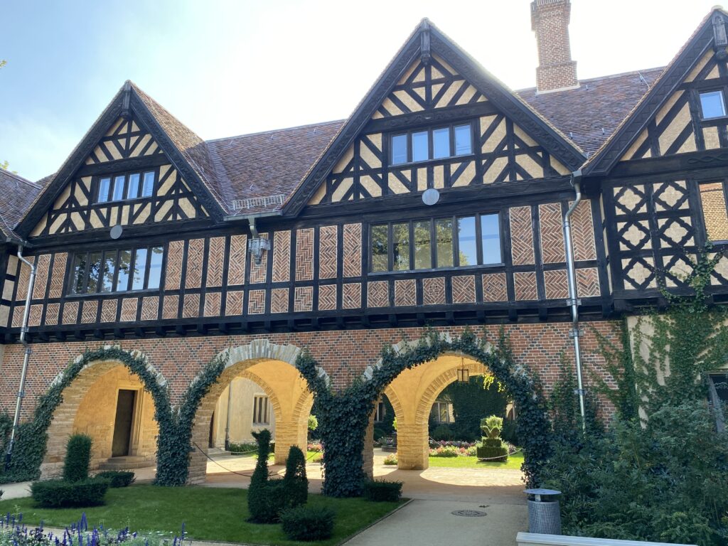 Hofseite des Schloss Cecilienhof.