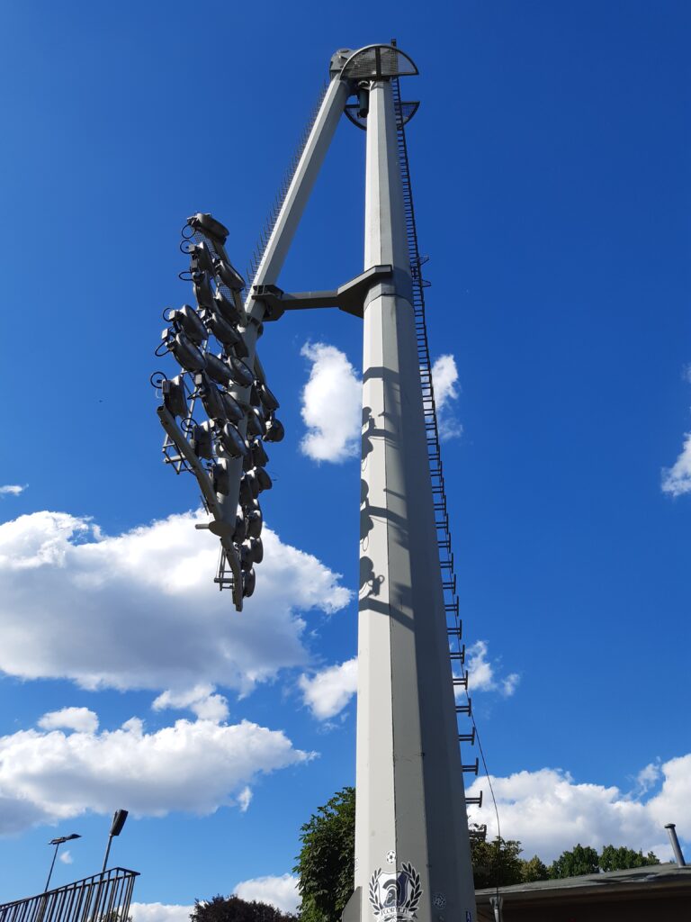 Als deutschlandweite Besonderheit hat das Karl-Liebknecht-Stadion Klappflutlichtmasten.