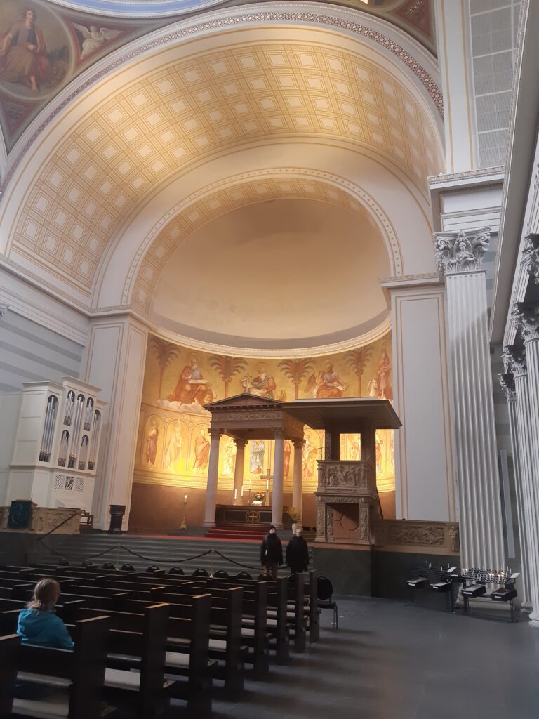 Hoher Kuppelbau im Inneren der Nikolaikirche.