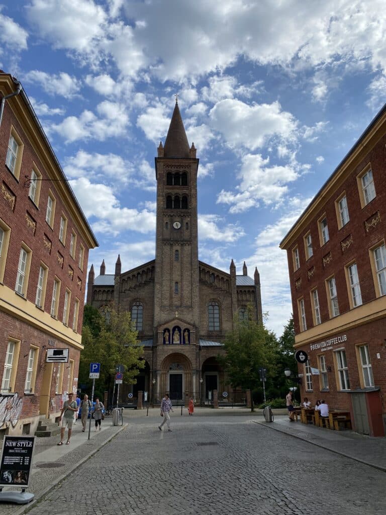 Die St. Peter und Paul Kirche in Anlehnung an italienische Kirchenbauten.