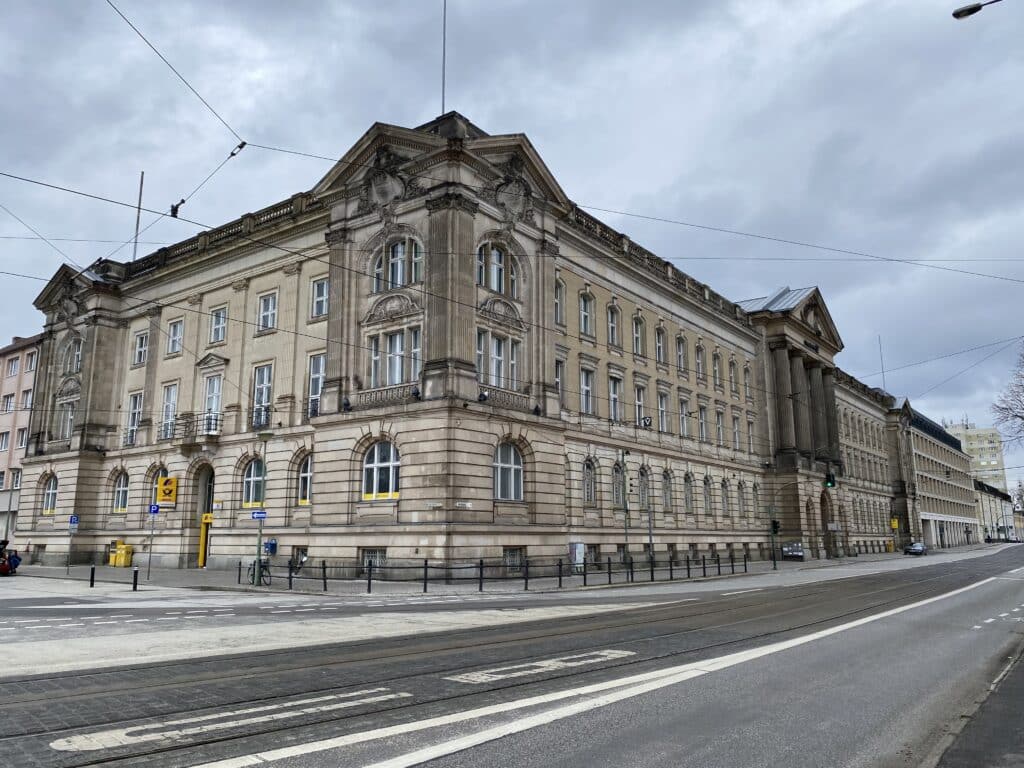 Die Hauptpost am Platz der Einheit ist eines der größten Gebäude in Potsdam.