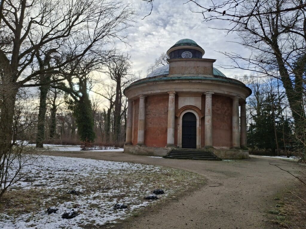 Der Antikentempel als Gegenstück zum benachbarten Freundschaftstempel.
